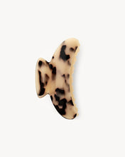 Load image into Gallery viewer, Grande Heirloom Claw in Blonde Tortoise