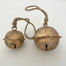 Load image into Gallery viewer, 2 1/2" cross-cut sleigh jingle brass finish bell jute hanger