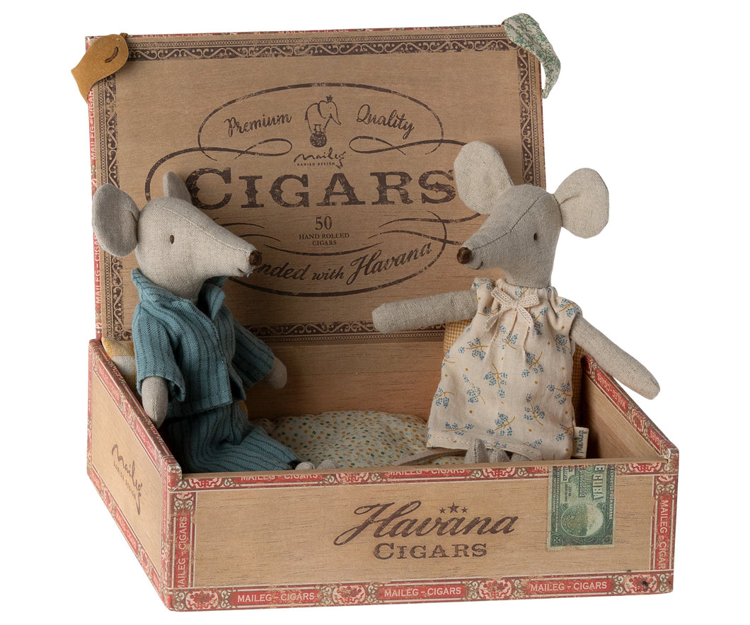 Maileg - Mum & Dad Mice in Cigarbox