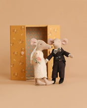 Load image into Gallery viewer, Maileg - Wedding mice couple in box, Mum and Dad
