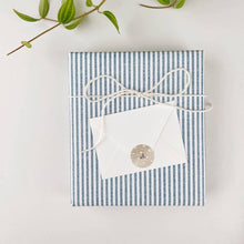 Load image into Gallery viewer, Hobnail bouquet mini enclosure notecard
