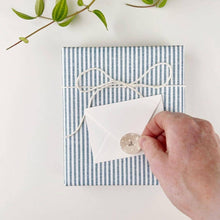 Load image into Gallery viewer, Hobnail bouquet mini enclosure notecard
