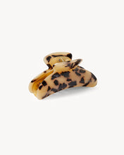 Load image into Gallery viewer, Grande Heirloom Claw in Blonde Tortoise

